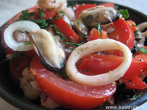 Салат из морепродуктов, помидоров и перца