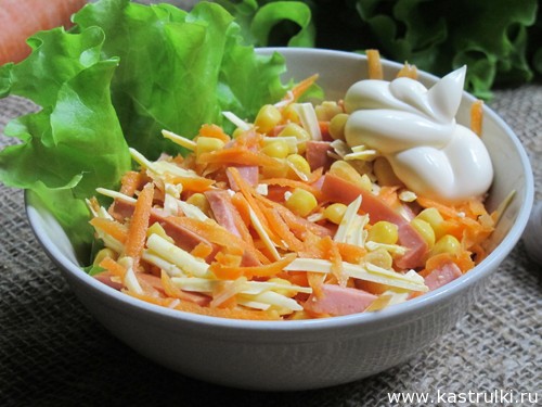 Морковный салат с сыром, кукурузой, колбасой и чесноком