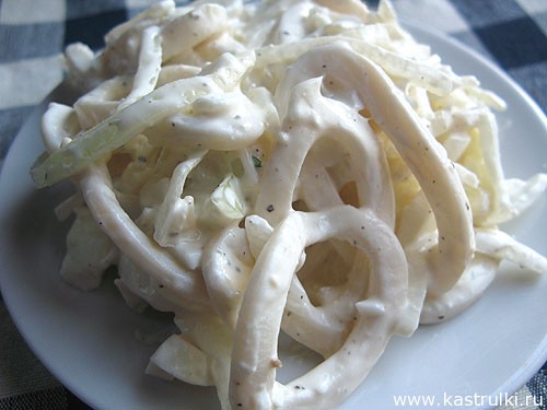 Салат с кальмарами, яйцами и луком