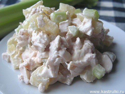 Салат с курицей, ананасами и сельдереем