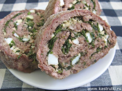 Мясной рулет с яйцами и зеленью