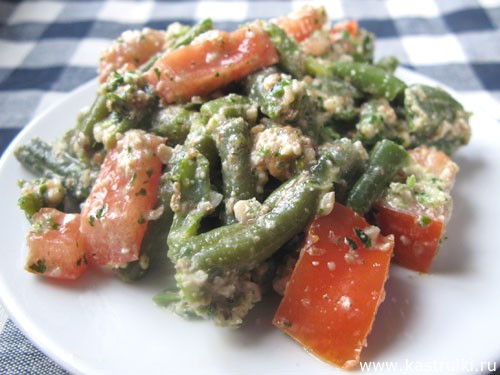 Салат из зеленой фасоли с чесноком, кинзой и грецкими орехами