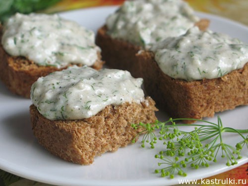 Закуска из сала с чесноком и зеленью