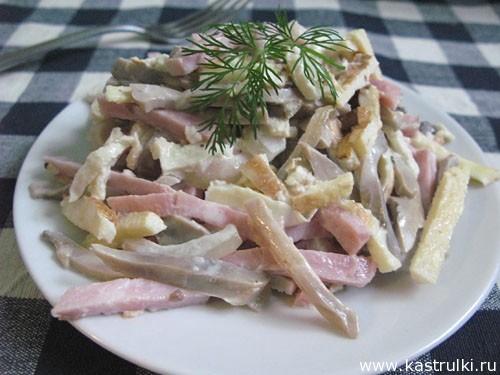 Грибной салат с ветчиной и яичными блинчиками