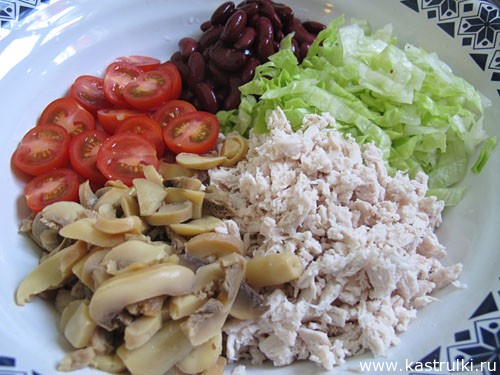 Куриный салат с фасолью и шампиньонами